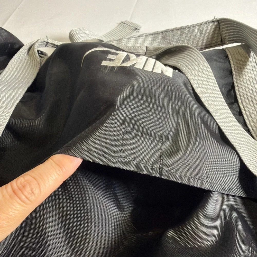 Nike XL Duffle Bag with Adjustable Shoulder Strap Black/grey 28